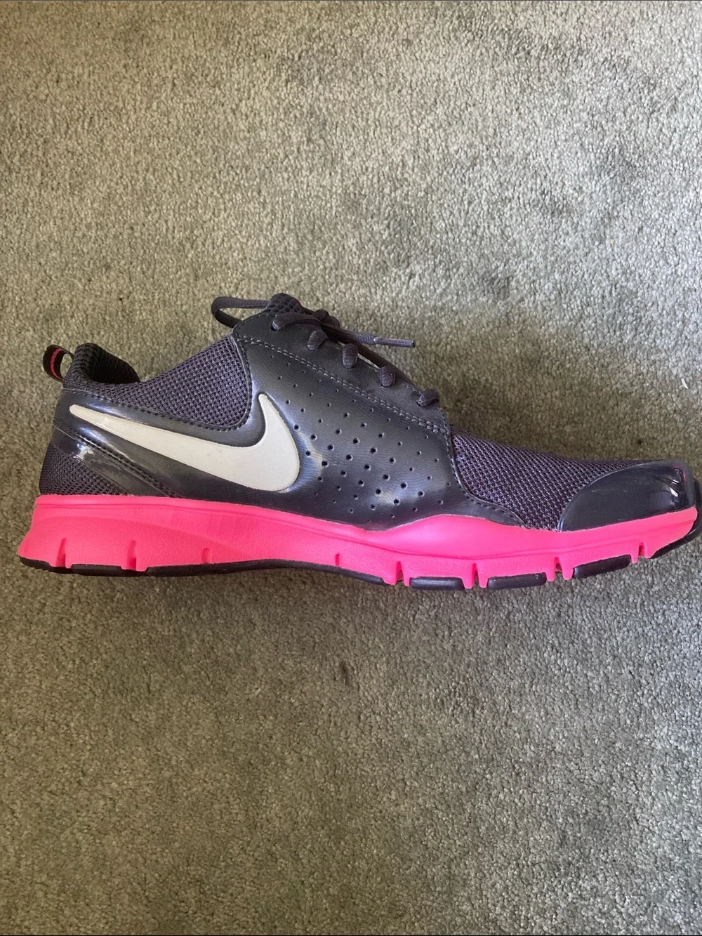 Nike Women’s pink and black sneakers - Picture 3 of 3